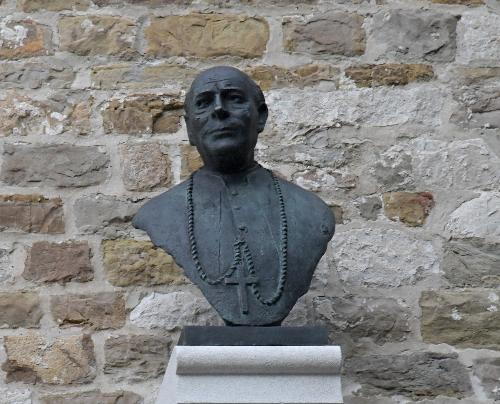 Il busto del vescovo Santin, opera dello scultore Marcello Mascherini